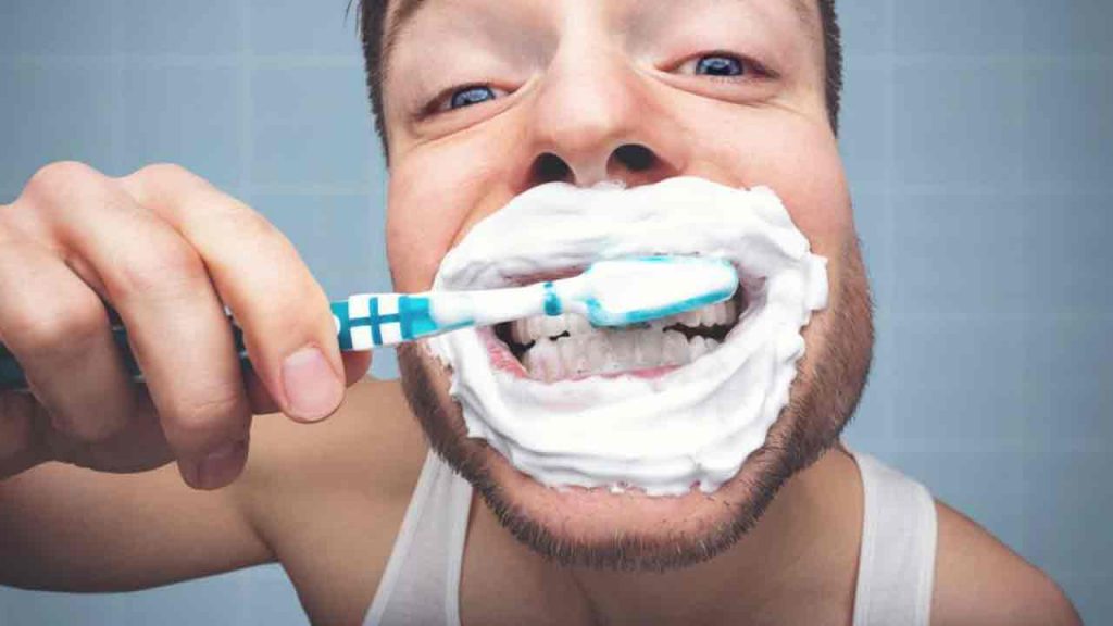 مردی که با بیش از حد مسواک زدن بعث حساسیت دندان خود شده است