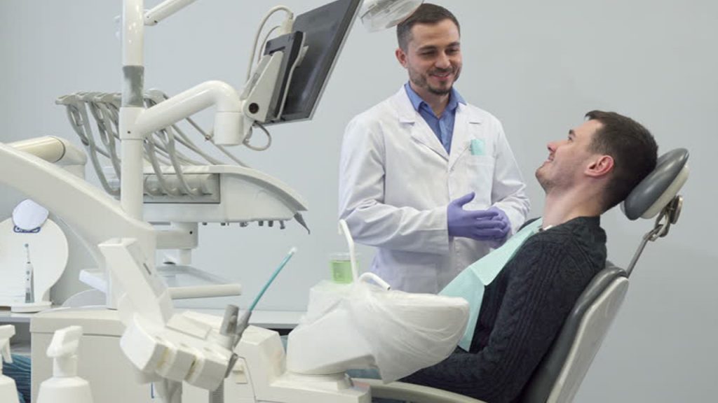 بیماری که برایدرمان پوسیدگی دندان به یک دندانپزشک عمومی مراجعه کرده 