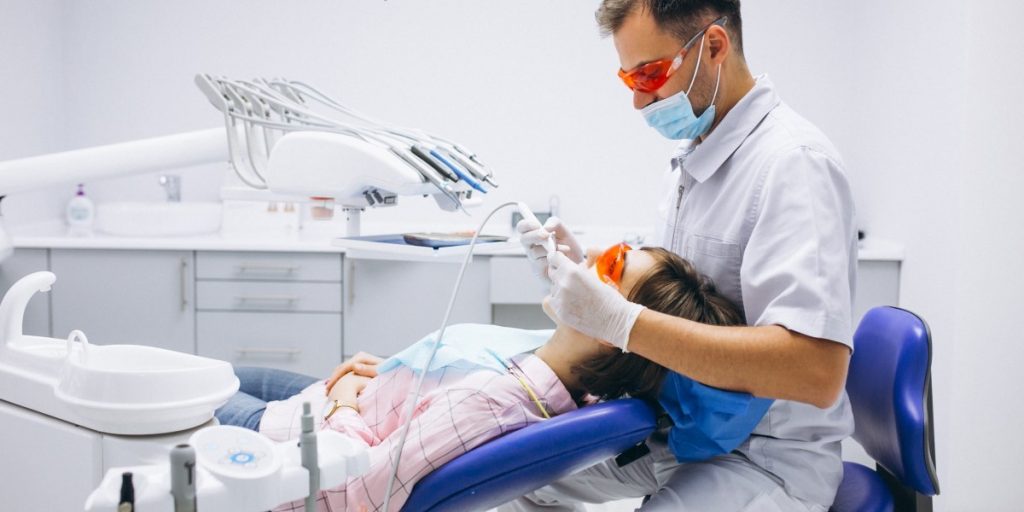 یک دندانپزشک عمومی در حال پر کردن دندان