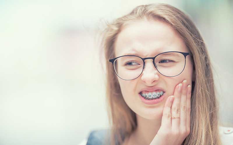 زخم شدن دهان ممکن است یکی از عوارض ارتودنسی در روزهای اول باشد