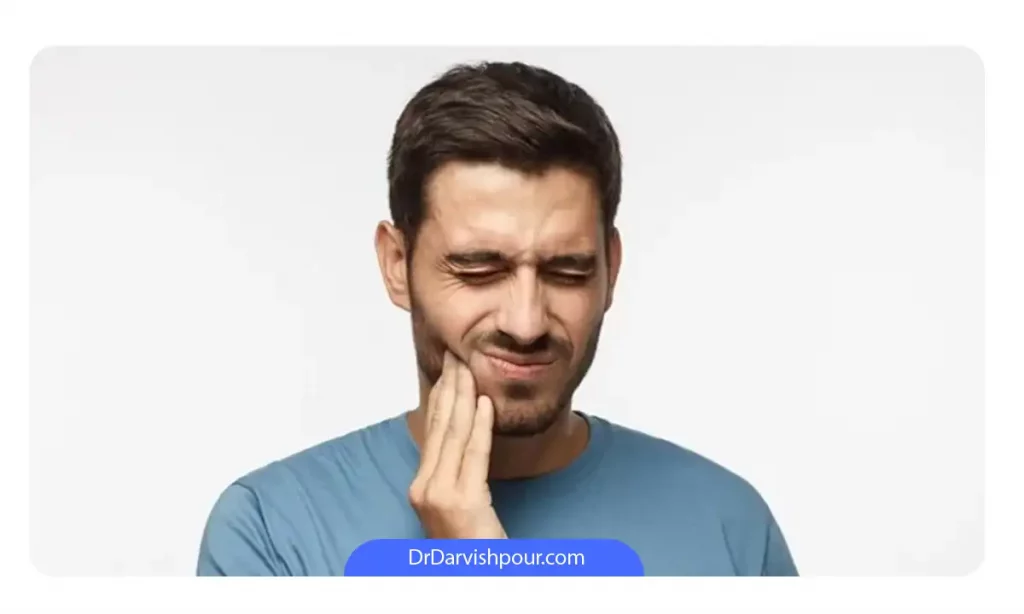 مردی که دندان هایش درد می کند