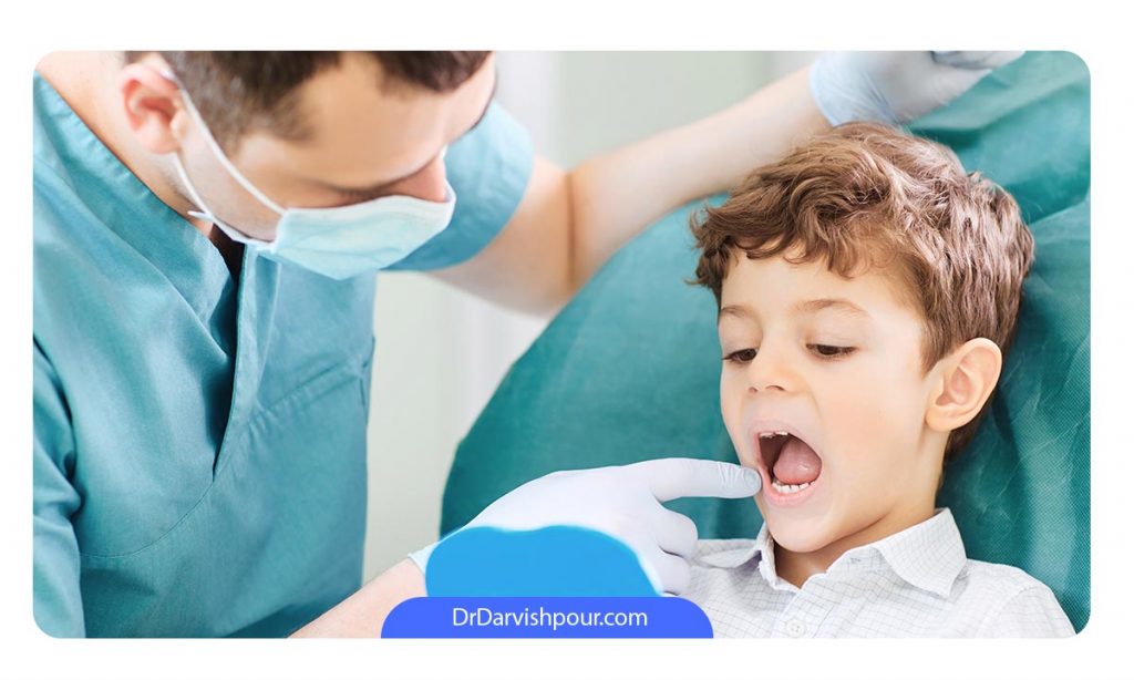 کودکی که برای مرتب کردن دندان ها توسط یک متخصص ارتودنسی معاینه می شود