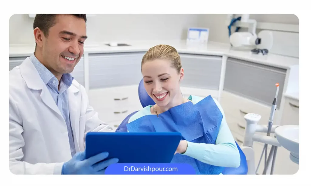 تصویر دندانپزشک و یک بیمار در حال صحبت با هم