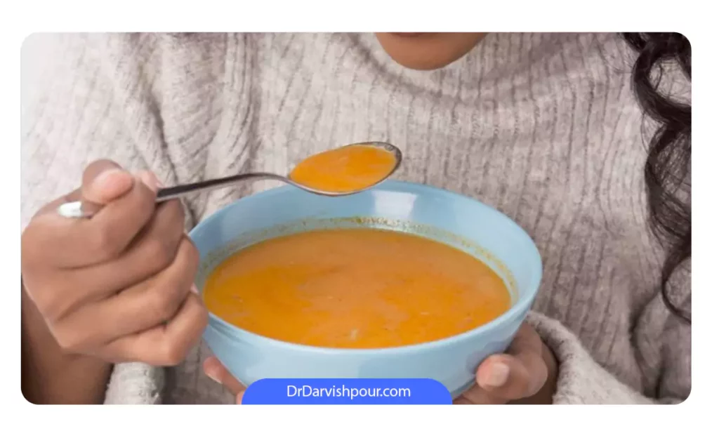 تصویر خانمی که در حال خوردن سوپ سالم است