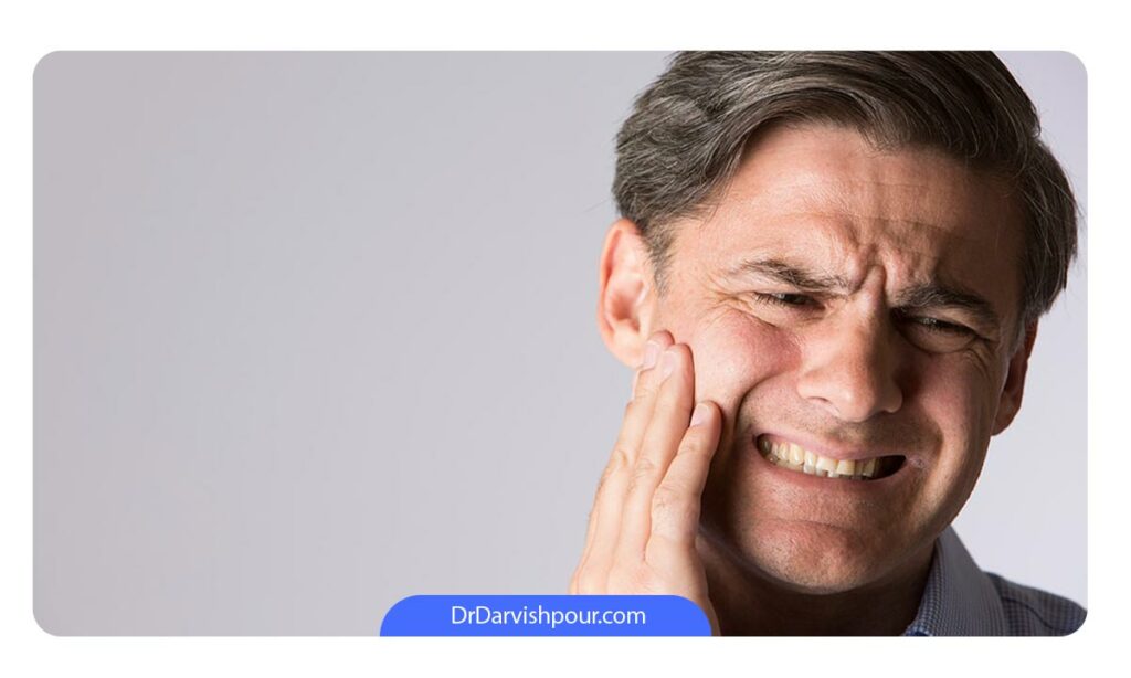 مردی که به دلیل آبسه دندان درد دارد