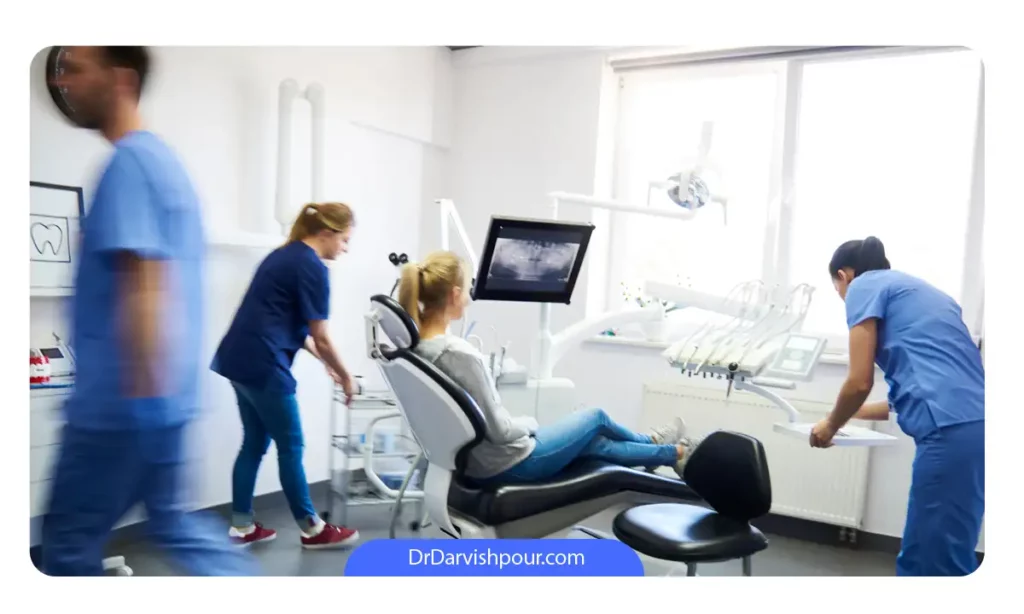 محیط یک کلینیک که در آن دندانپزشک، بیمار و سایر پرسنل قرار دارند