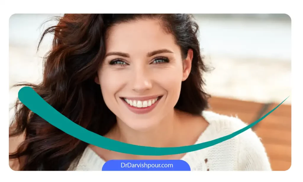خانمی که طرح لبخند جذاب و طبیعی دارد