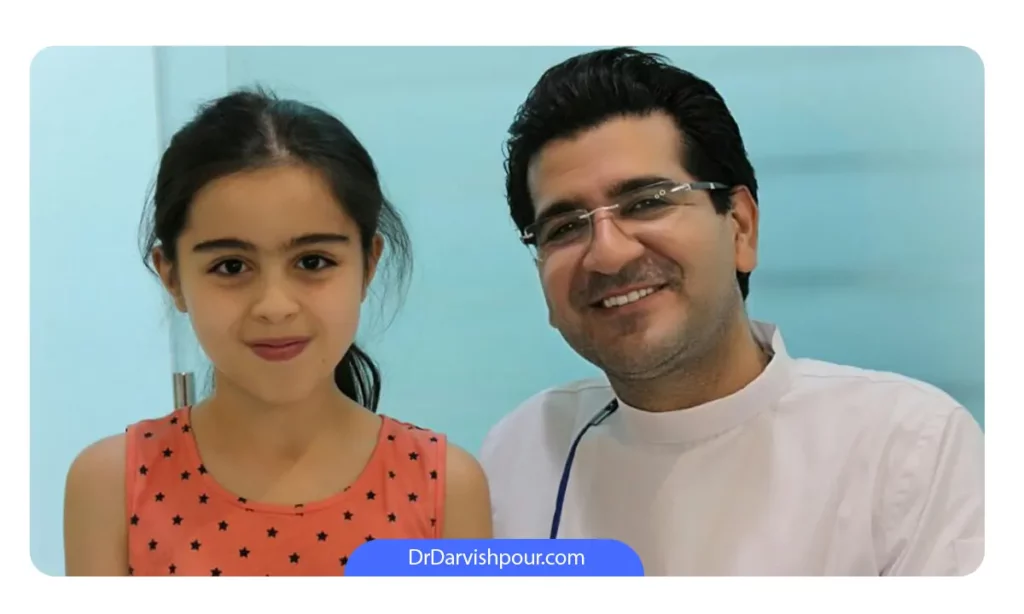 دکتر هادی درویش پور متخصص ارتودنسی کودکان در کنار بیمار خردسال خود