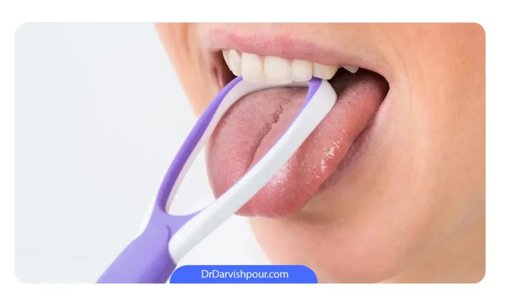 خانمی که در حال تمیز کردن زبان خود برای پیشگیری از بوی بد دهان است