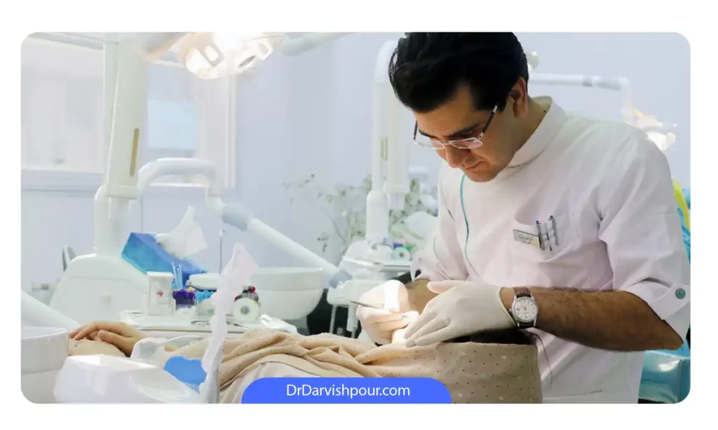 دکتر هادی درویش پور متخصص ارتودنسی در حال معاینه یکی از بیماران خود