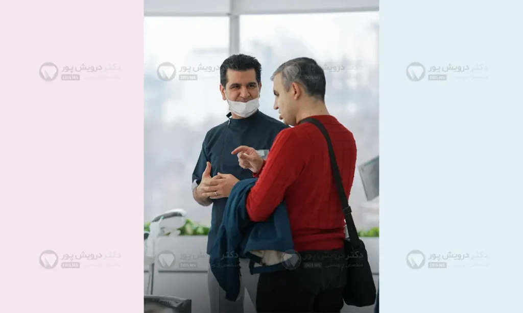 پدر یکی از مراجعان دکتر درویش پور در حال توضیح انتظارات شخصی فرزندش از درمان ارتودنسی